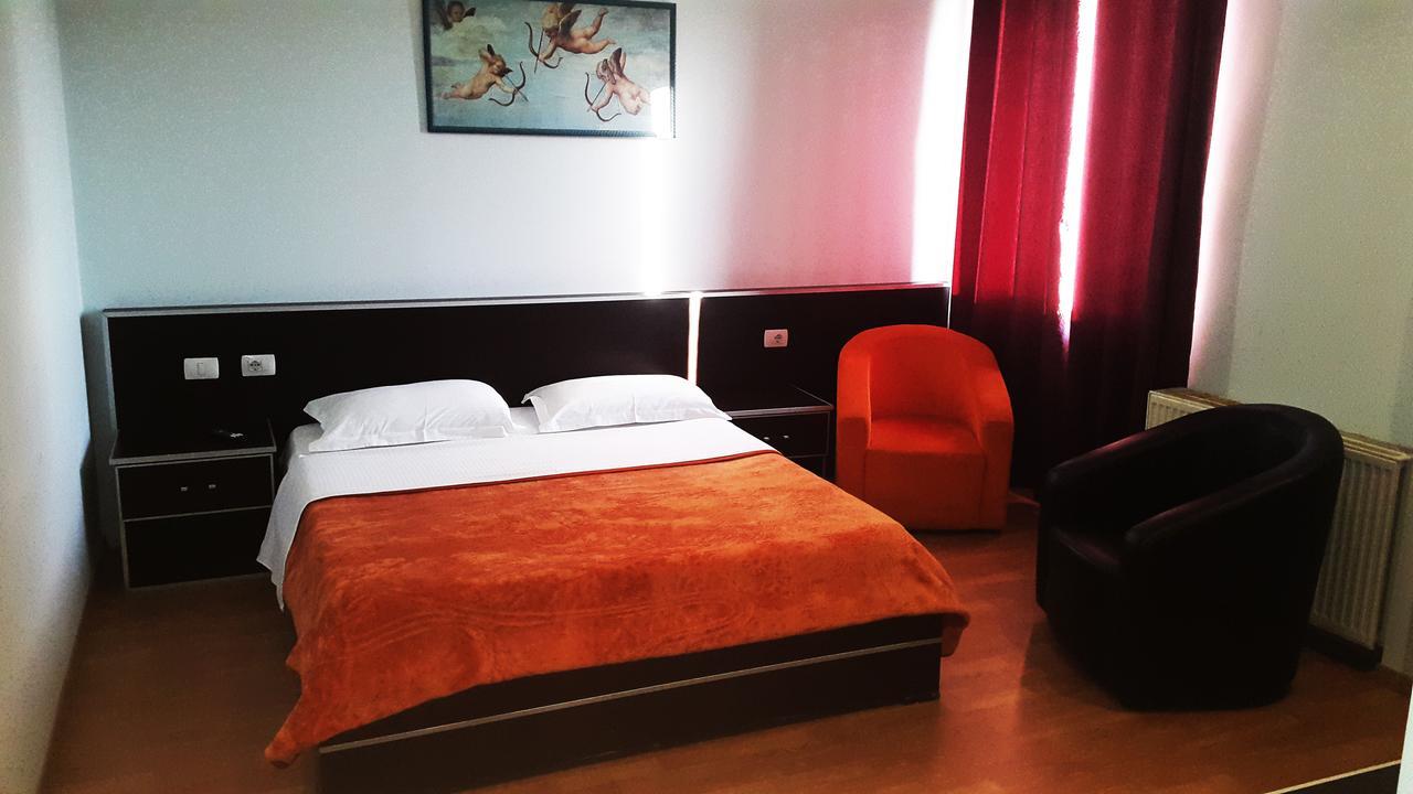 Hotel Alpet Rinas Exterior foto